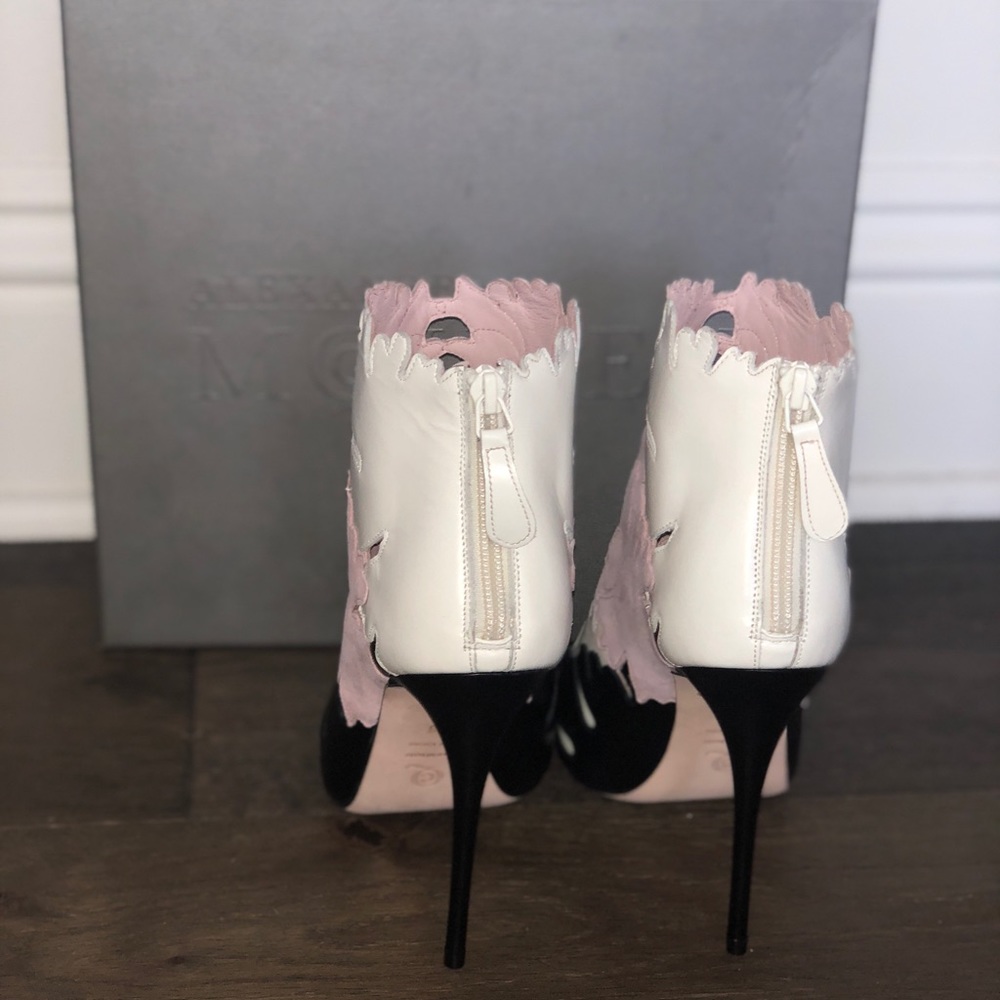 Alexander Mcqueen Kimono cutout leather bootie - Picture 2 of 4